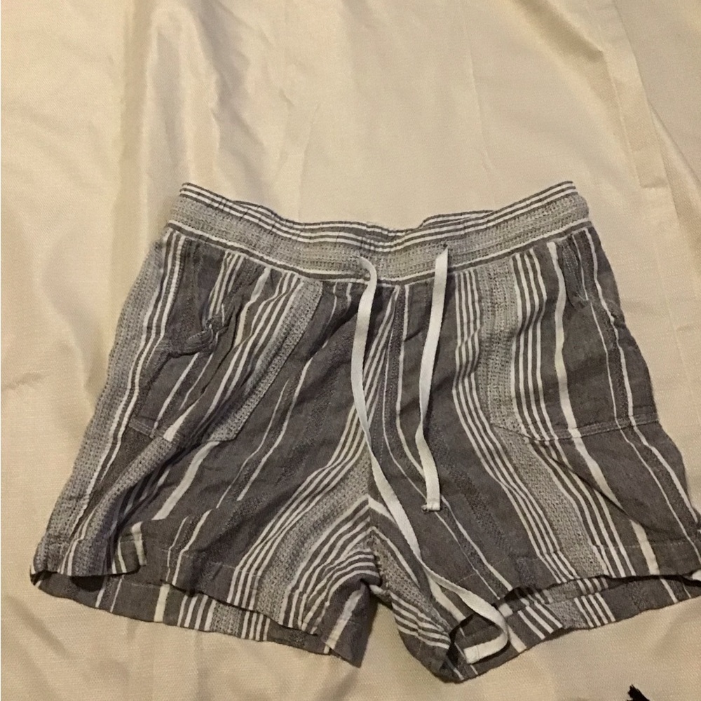 Gray and White Lightweight Linen Type Casual Shorts